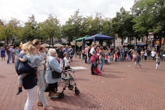 49_Zondag_Bezoekers_Markt